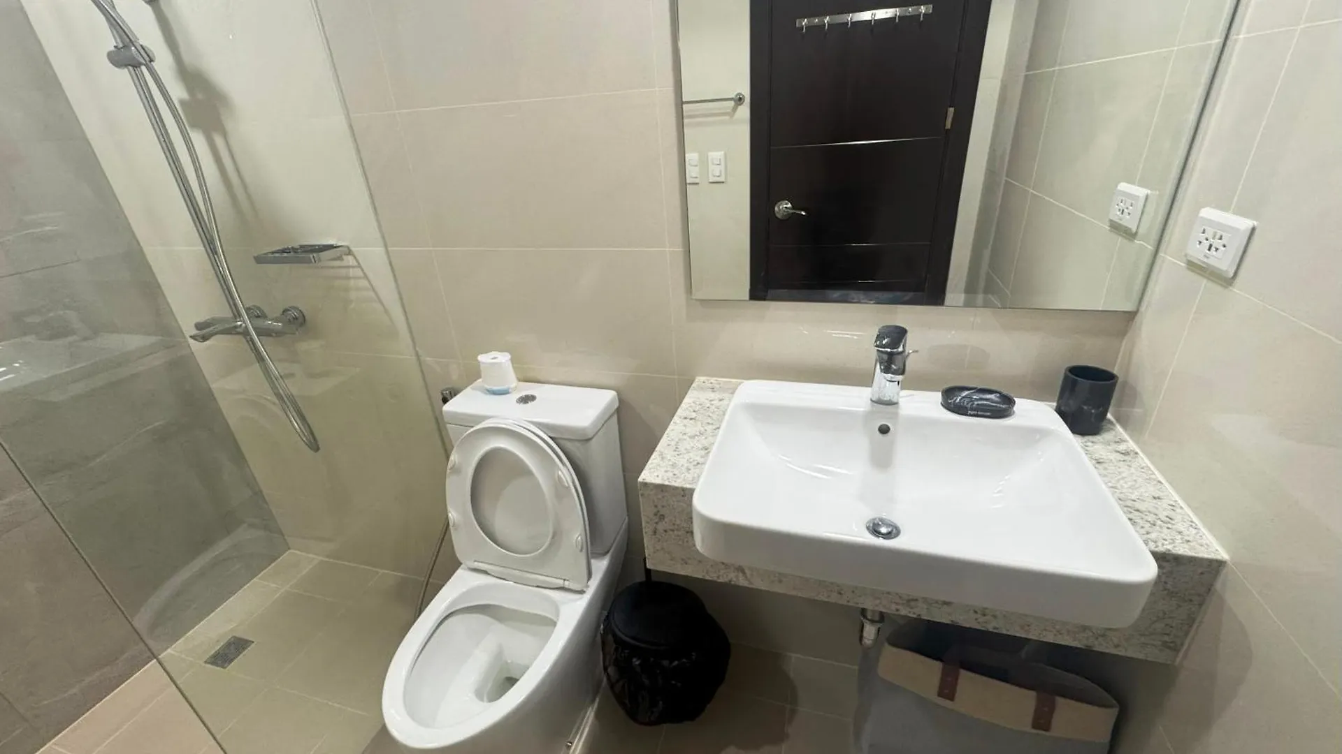 Elegant 1 Bedroom Apartment With Great Facilities And Perfect Location Manila 0*,  Philippines
